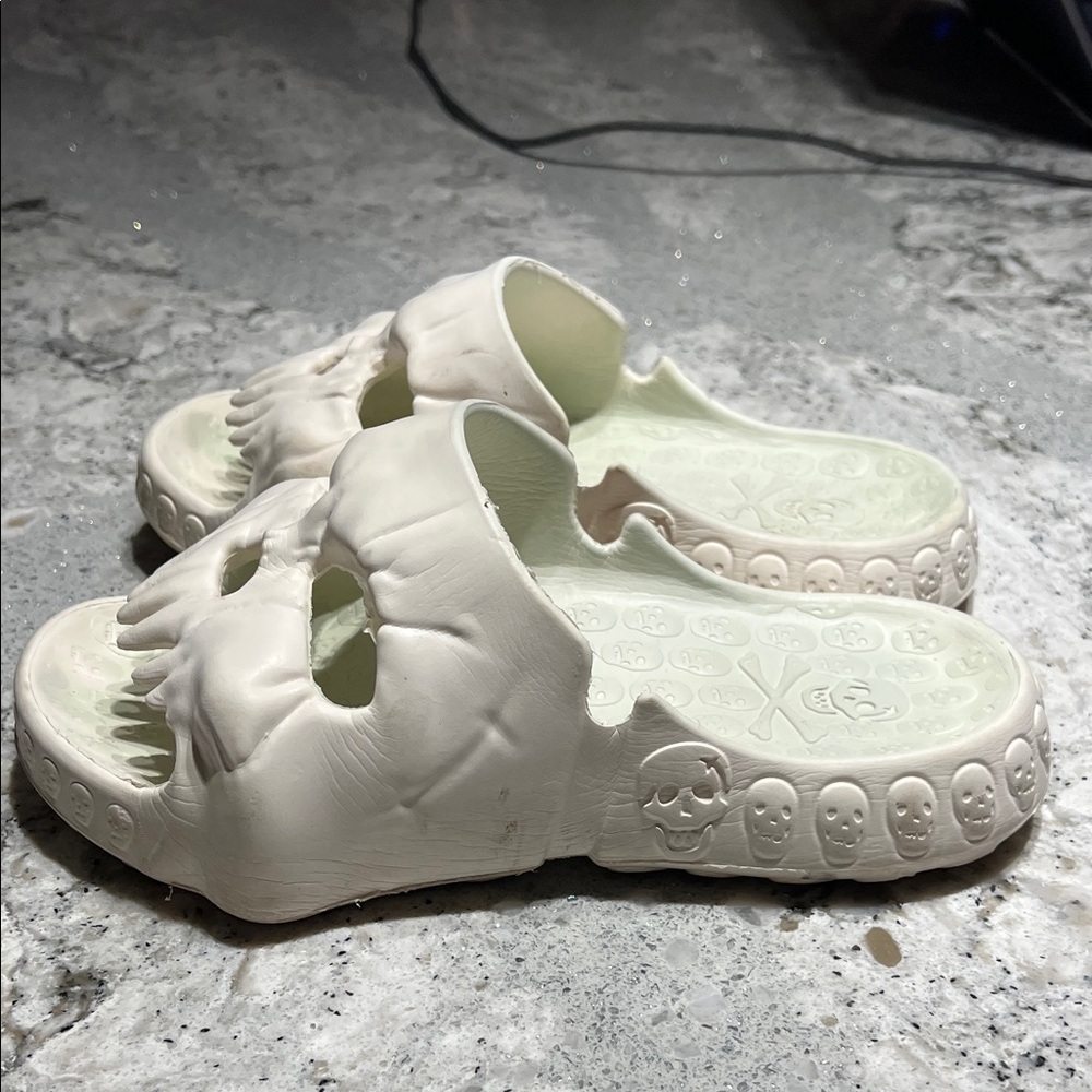 Skull Design White Slides - Size EU38.5 - Picture 4 of 8